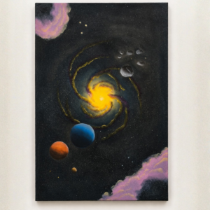 Pintura a óleo sobre tela representando uma galáxia espiral luminosa cercada por planetas, asteroides e nuvens cósmicas em um vasto cenário espacial.