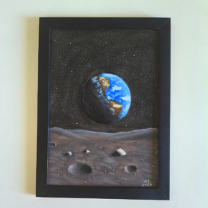 Pintura em óleo sobre papel Canson mostrando a Terra vista da superfície da Lua, com crateras lunares em primeiro plano e o espaço estrelado ao fundo.