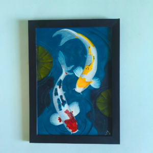 Pintura Fluxo de Dualidade em papel Canson retratando dois peixes koi em movimento circular sobre águas azul-escuras, acompanhados por folhas aquáticas e apresentados em moldura de madeira preta.