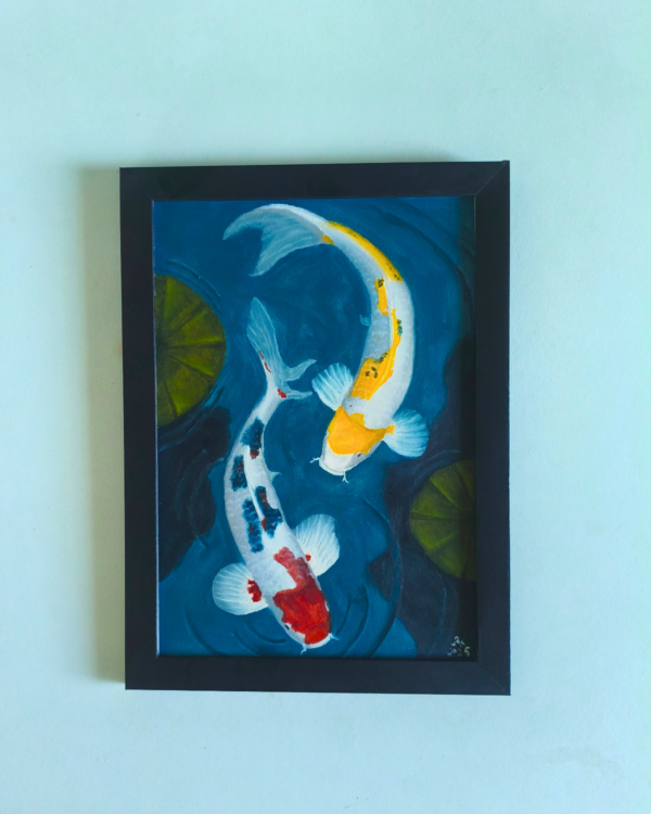 Pintura Fluxo de Dualidade em papel Canson retratando dois peixes koi em movimento circular sobre águas azul-escuras, acompanhados por folhas aquáticas e apresentados em moldura de madeira preta.
