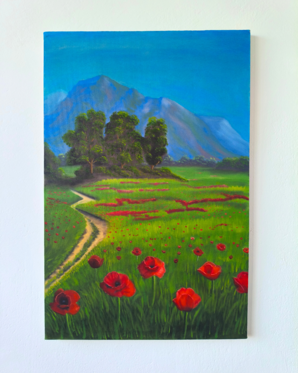 Pintura a óleo sobre tela mostrando um campo verde com flores vermelhas, um caminho sinuoso e montanhas ao fundo sob um céu azul sereno.