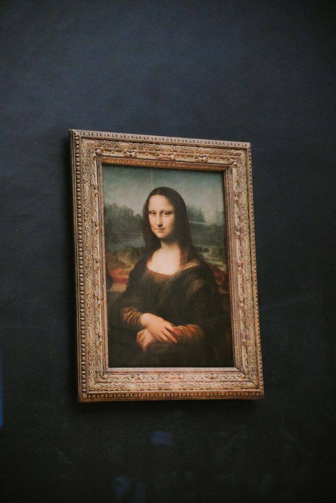 Mona Lisa de Leonardo da Vinci exposta na parede de um museu