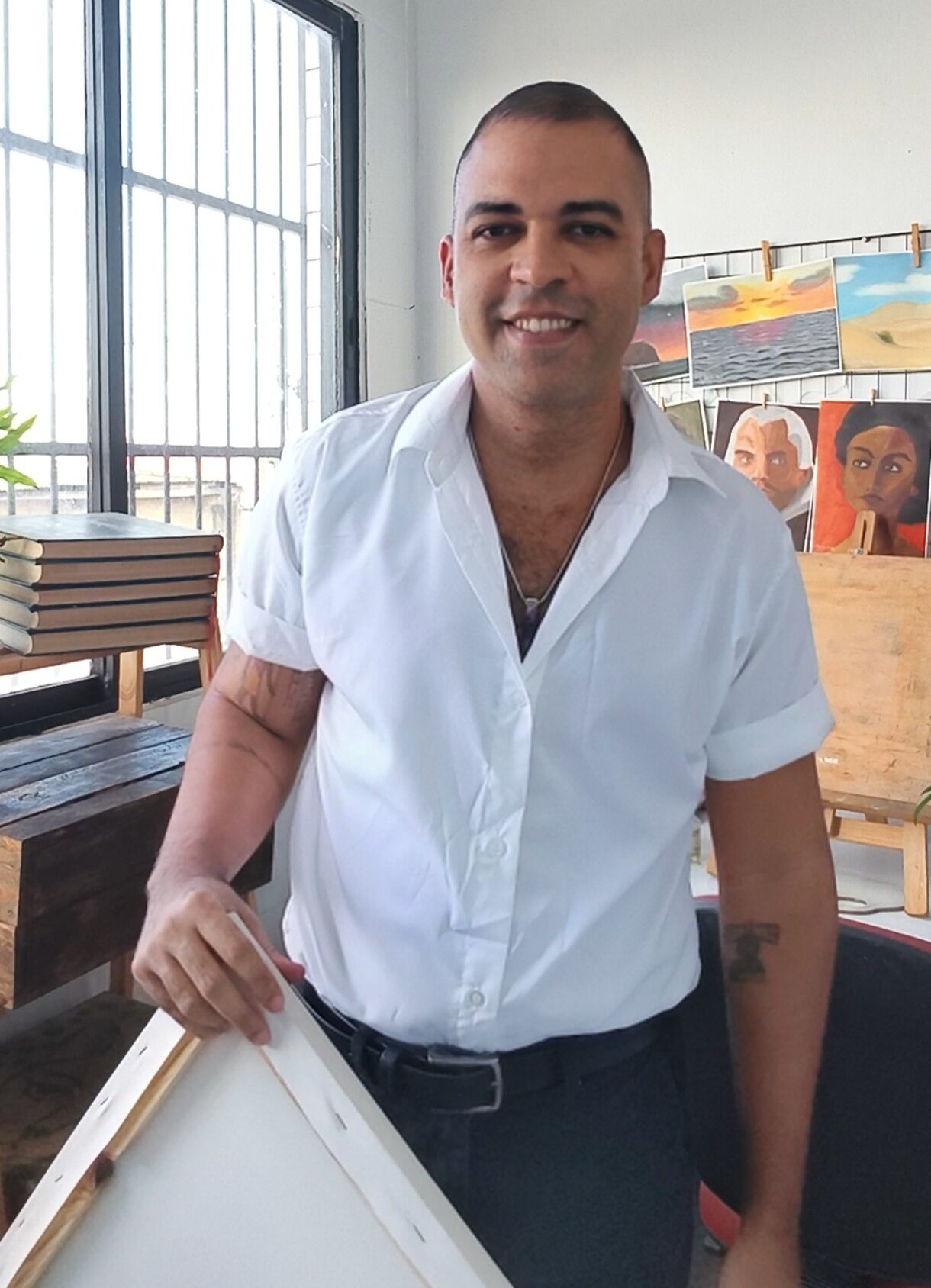 Artista plástico Andrei Silva em seu ateliêr